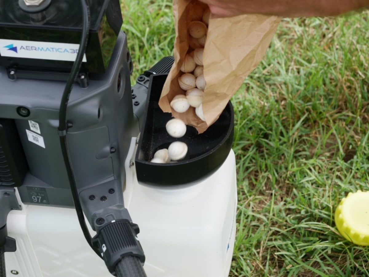 Distribuzione Insetti Utili - Servizi AZ Agriculture